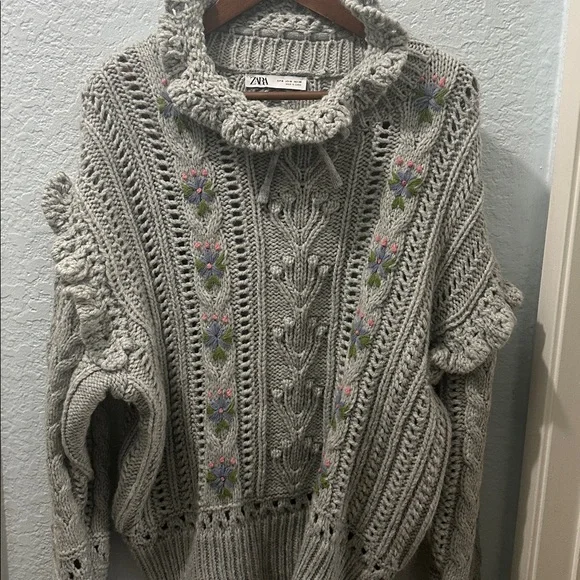 ZARA Embroidered Gray Flowery Sweater‎ Front and Back Intricate Design Size M - Picture 2 of 9